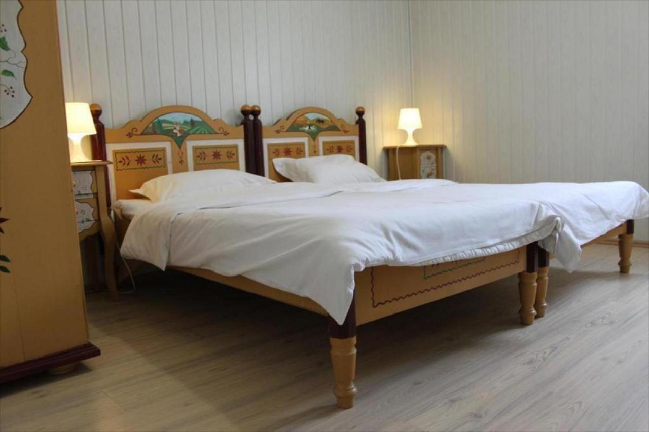 Hotel Casa Romaneasca Otopeni Exteriör bild